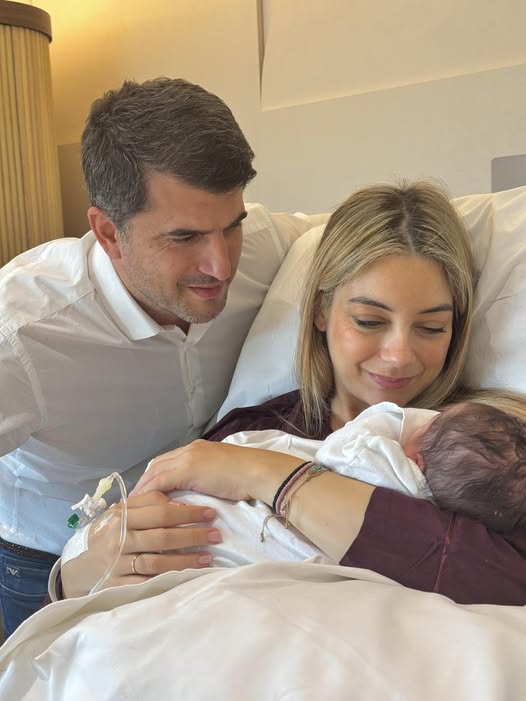 Ο δήμαρχος Κηφισιάς Βασίλης Ξυπολυτάς και η σύζυγός του Δωριλένια Λιαγουροπούλου καλωσόρισαν το πρώτο τους παιδάκι, το κοριτσάκι τους!