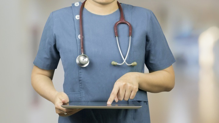 Πλασμαφαίρεση: Δύο ειδικοί εξηγούν γιατί είναι ασφαλής στα σωστά χέρια και δεν έχει καμία σχέση με τις «θεραπείες ευεξίας»