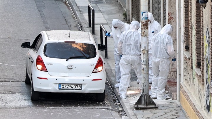 Κολωνός: Τι ερευνά η αστυνομία για την έκρηξη που προκάλεσε τον τραυματισμό δύο αστυνομικών και δύο πολιτών